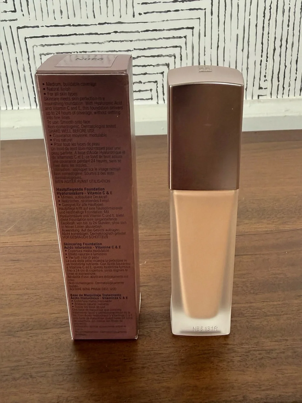 Elizabeth Arden Flawless Finish Skincaring Foundation 240N NEW